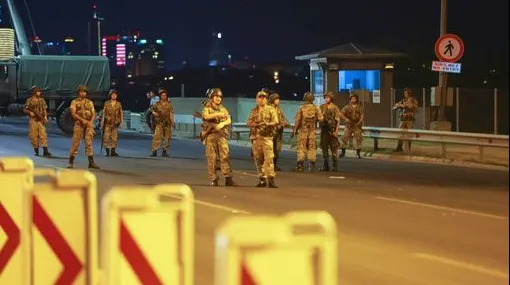 Imagini din capitala ASEDIATĂ a Turciei. Tancuri pe străzi, soldați cu mitraliere