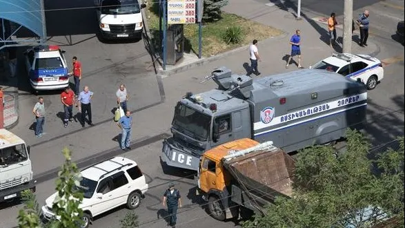 Criza ostaticilor din Armenia: Polițist împușcat mortal 