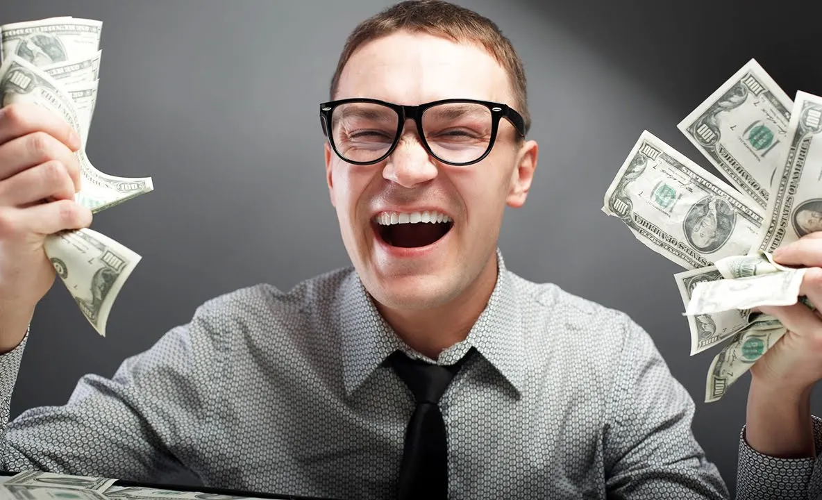 Top 3 locuri de muncă bine plătite care-ți permit să călătorești în toată lumea