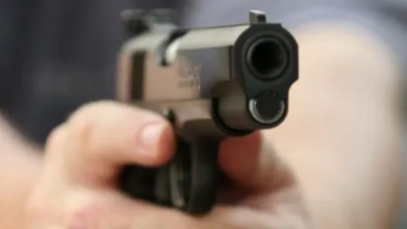 Un bărbat a murit după ce a fost împuşcat de un poliţist care îşi apăra un coleg, la Râşnov