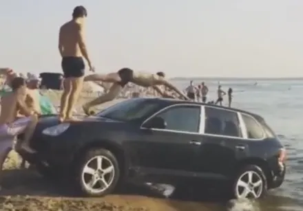 Scene halucinante! Au intrat cu Porsche-ul în apă, ca să facă trambulină din el