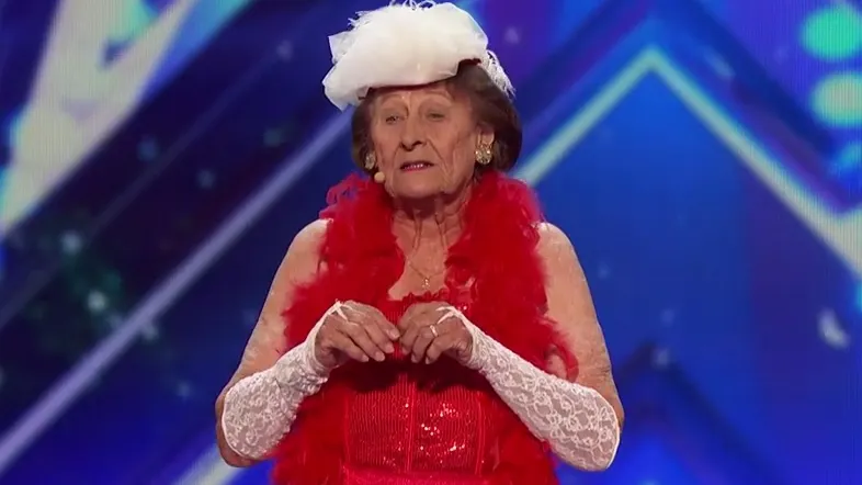 Bunicuţa care a cucerit pe toată lumea! Ce a putut să facă pe scenă, deşi are 90 de ani