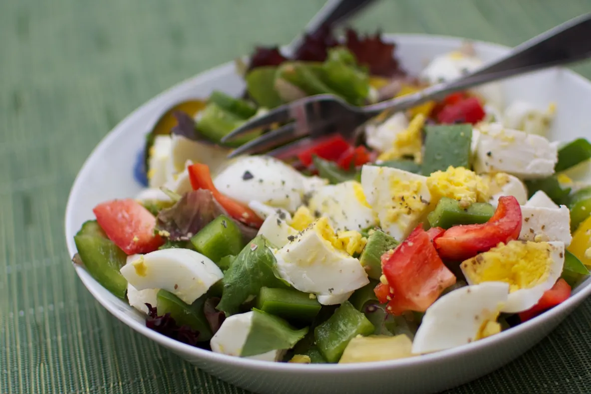 Ar trebui să adăugăm un ou la fiecare salată pe care o mâncăm. Iată de ce