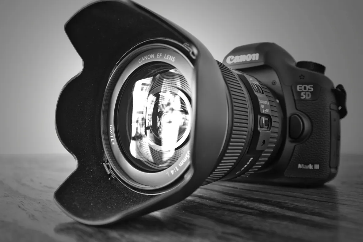 eMAG – Stock Busters – Aparate foto DSLR la lichidare de stoc. Preturile au reduceri mari