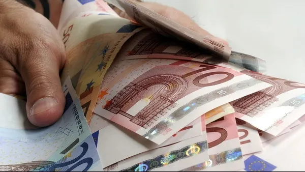 Un gălăţean s-a certat cu vecinii şi a aruncat cu 1 000 de euro în ei. Urmarea, de neimaginat