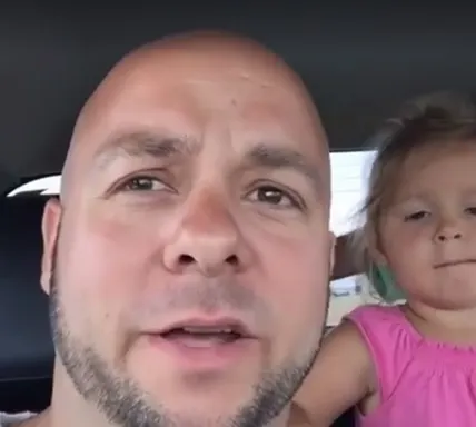 Şi-a dus copiii în parc, dar ce a văzut acolo l-a făcut să-i închidă în maşină.Ziua-n amiaza mare...