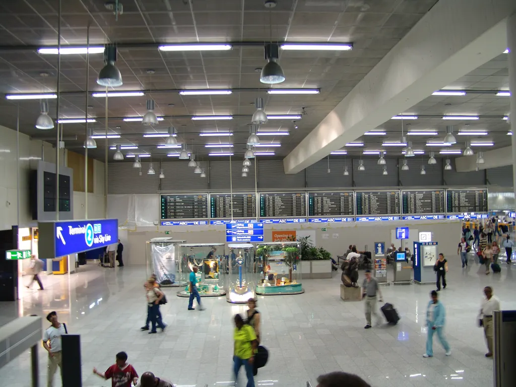 Un bărbat furios a bătut trei ofiţeri de poliţie, în aeroport. Care a fost urmarea