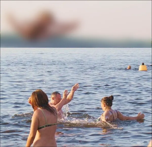 Cea mai ciudată familie de la mare. Ce i-a făcut acest tată fiicei chiar în apă. Oamenii, ULUIŢI