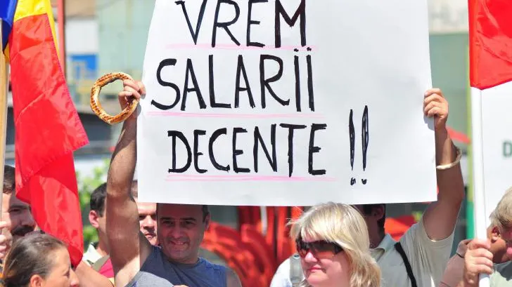 GREVĂ în administraţia publică locală. În Bucureşti, protest în faţa Primăriei Generale a Capitalei