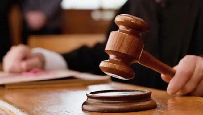 Incident şocant în sala de judecată: două persoane au murit, iar alte două au fost rănite