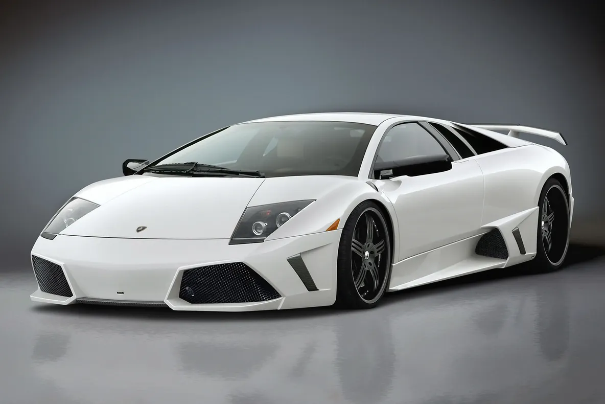 Apariție amuzantă pe autostradă. Un șofer a cărat capre cu un Lamborghini