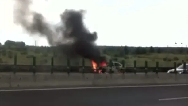 Maşină cuprinsă de flăcări de centura Capitalei. Traficul a fost reluat