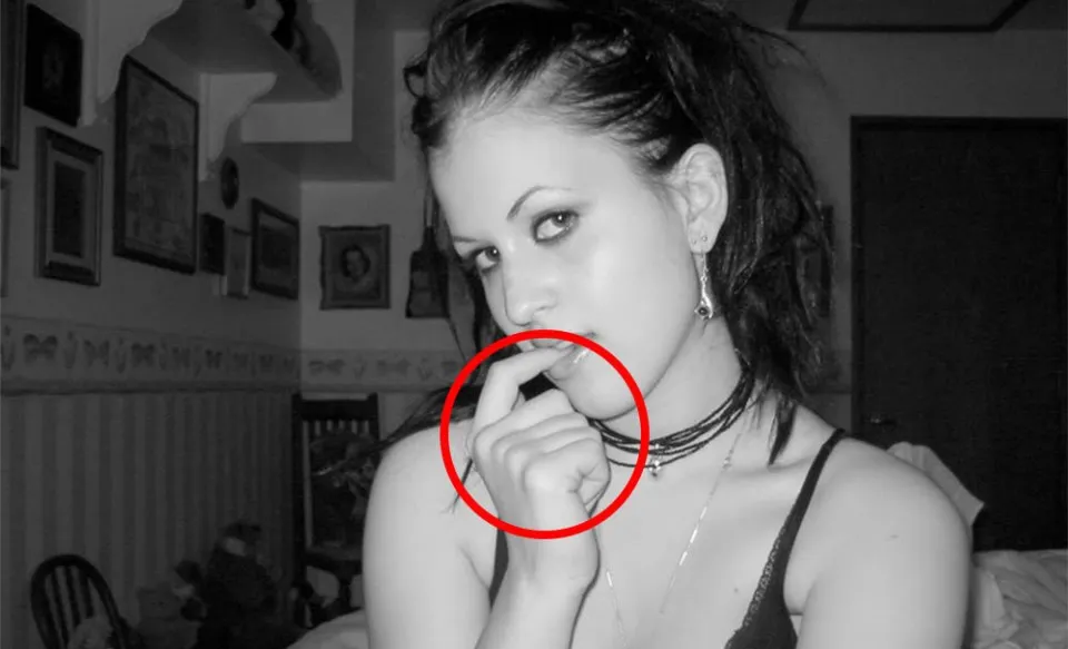 Detaliul şocant dintr-o fotografie cu o fată în dormitorul ei. CUM E POSIBIL aşa ceva?