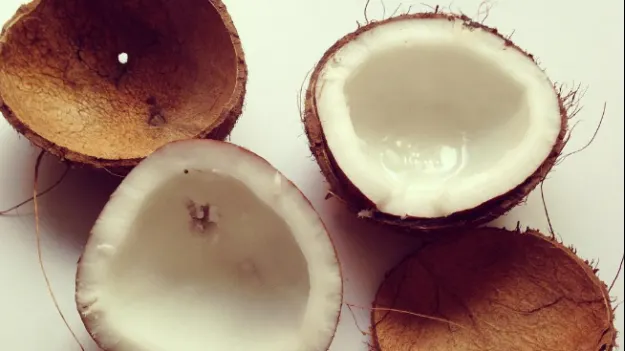 Cum să decojești nuca de cocos folosind doar cuptorul