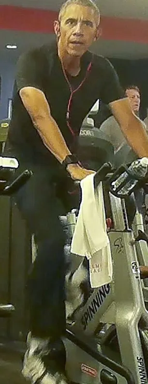 Barack Obama, fotografiat la o sală de sport, la Varşovia. Asculta muzică la o pereche de căşti roz