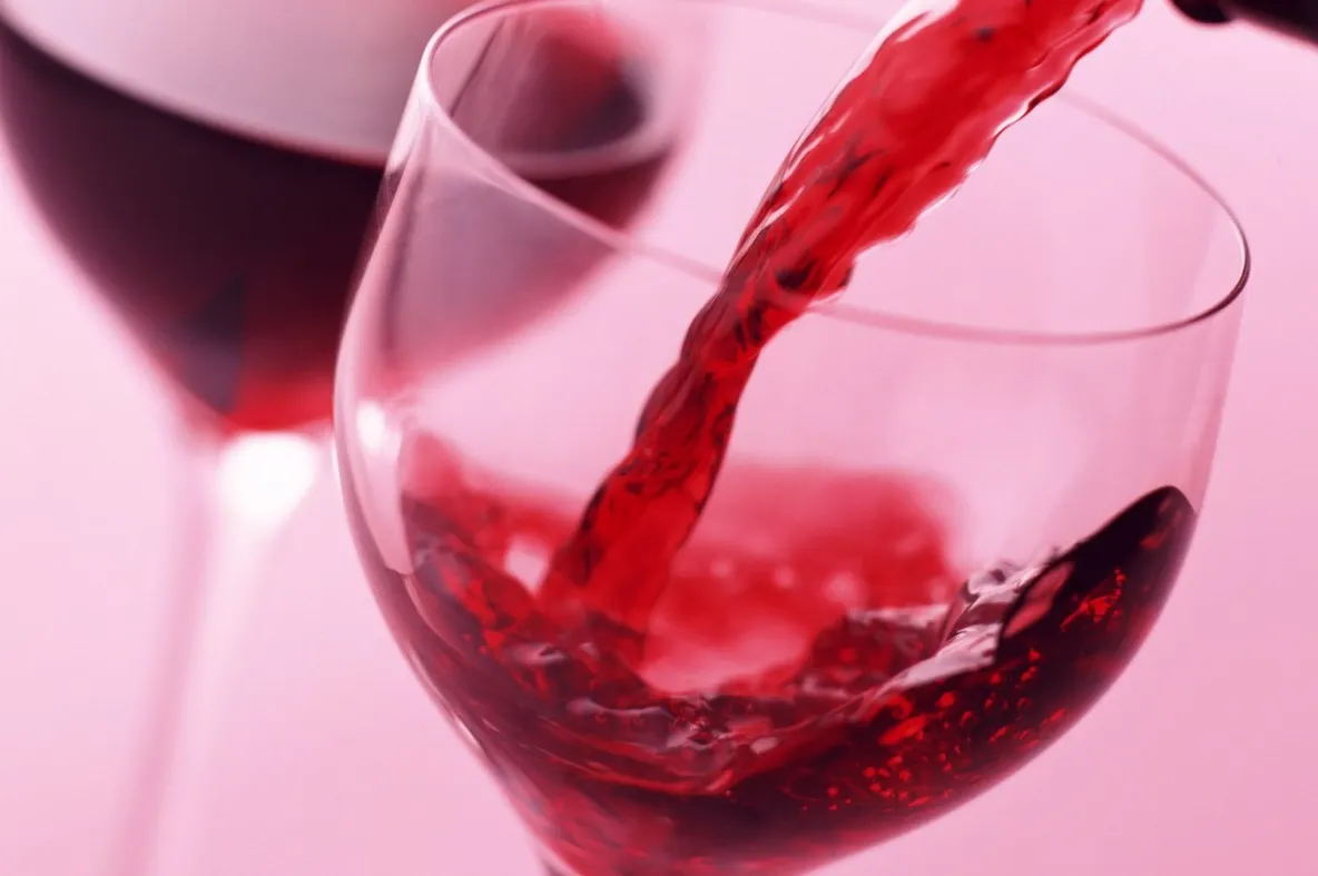 A băut un pahar de vin înainte de culcare. Ce a urmat este şocant. Nimeni nu se aştepta