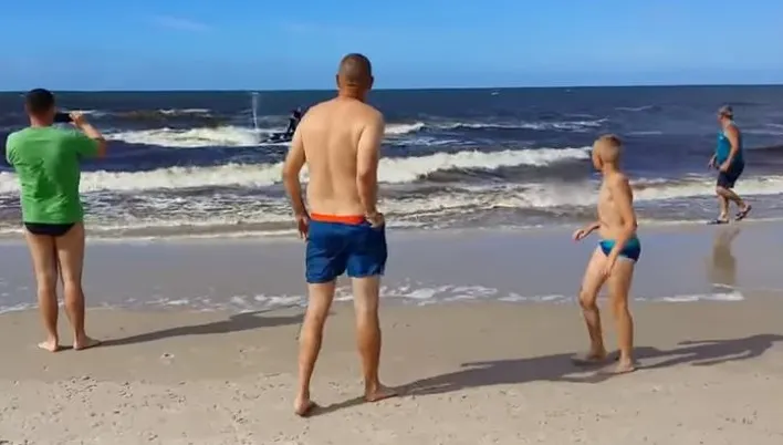 Turiștii de pe plajă au amuțit când au văzut a ieșit din mare. Imaginile întrec orice așteptare