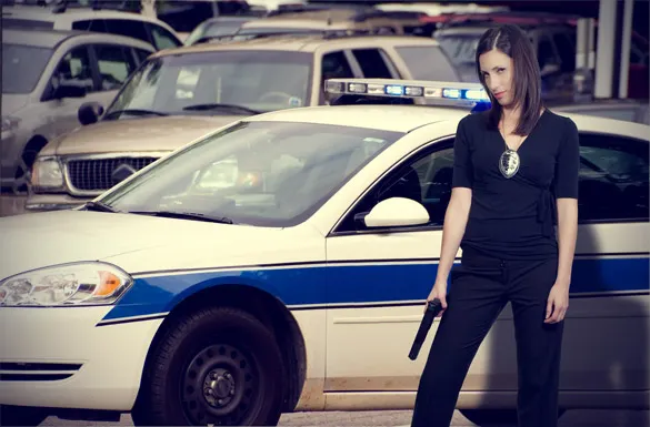 Cum arată poliţista în bikini care a pus la pământ un hoţ de buzunare