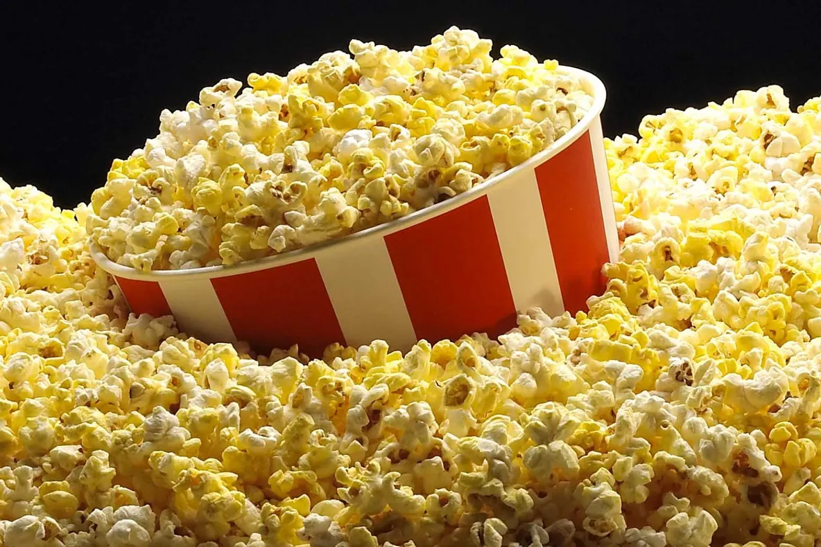 Îţi place popcornul? Pericolele ascunse după consumul de floricele de porumb 