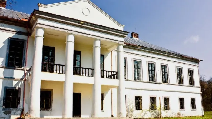 Un castel vechi de 160 de ani de lângă Săvârşin, cumpărat de britanici