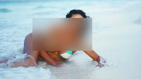 O recunoşti? O româncă celebră, apariţie senzaţională pe plajă, la 47 de ani