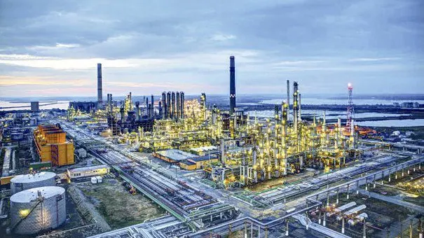 Rompetrol: Primele cercetări arată că incendiul de la Petromidia nu a fost precedat de o explozie