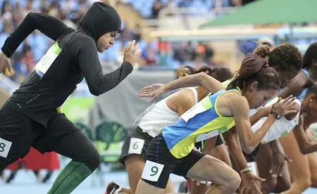 O femeie din Arabia Saudită a alergat în hijab la proba de 100 de metri