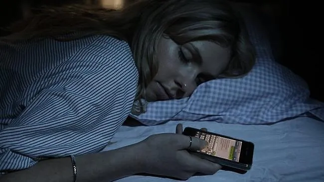 De ce să nu dormi niciodată cu telefonul mobil în aceeași cameră cu tine