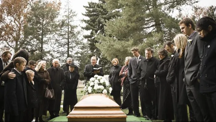 ŞOCANT! O femeie a deschis ochii la propria înmormântare. Care a fost prima frază pe care a spus-o
