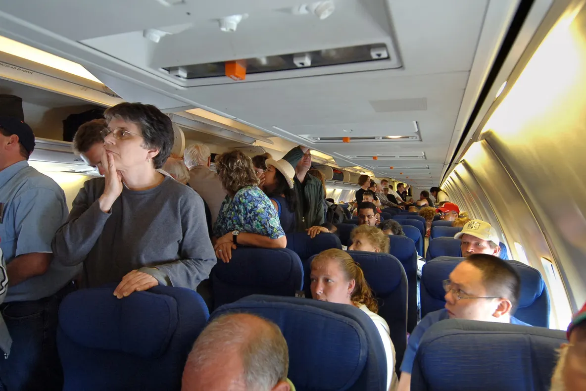 Avion EVACUAT de urgenţă, din cauza unui pachet suspect aflat sub scaunul unui pasager