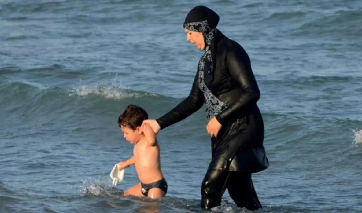 Franţa a interzis portul costumelor de baie burkini pe plajele din Nisa