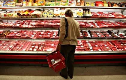 A mers la supermarket ca să cumpere costiţă.Când a ajuns acasă, a rămas ŞOCAT de ce a găsit în carne
