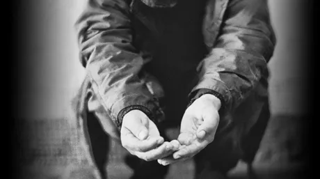 Halucinant! Poliția a amendat o femeie care dădea bani cerșetorilor - Cum motivează autoritățile decizia
