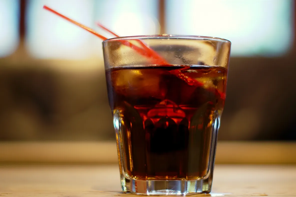 A pus la congelator o sticlă de cola şi a scos-o după câteva ore. Este uimitor! 