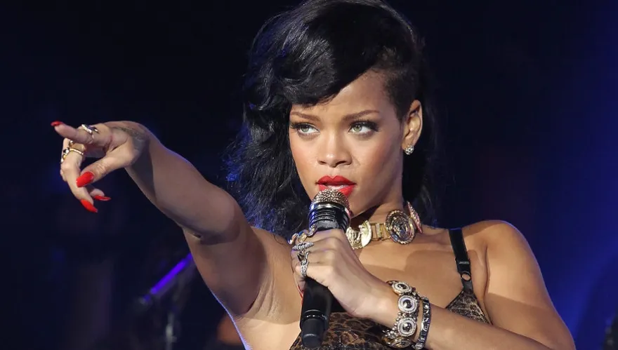 RIHANNA, fotografie cu o ROMÂNCĂ: "Cât de tare, să te pună Rihanna pe Facebook!"