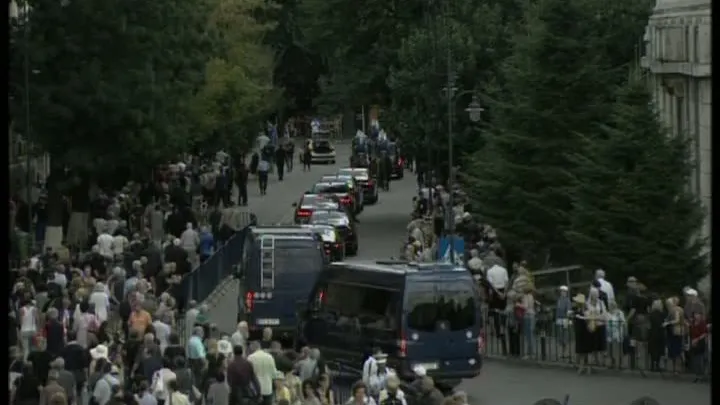 Accident pe traseul cortegiului funerar al Reginei Ana către Curtea de Argeş