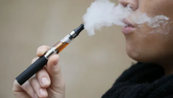 Studiul care schimbă ce ştiai. Ce păţesc cei care fumează ţigări electronice
