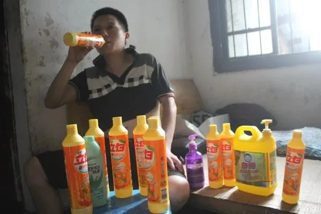 Omul care bea zilnic jumătate de sticlă de detergent e bine mersi, dar are un regret enorm