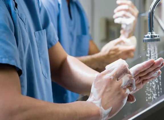 I-a ŞOCAT pe medici: "Simt CEVA acolo!" N-au mai atins-o după ce şi-au dat seama ce era în ea