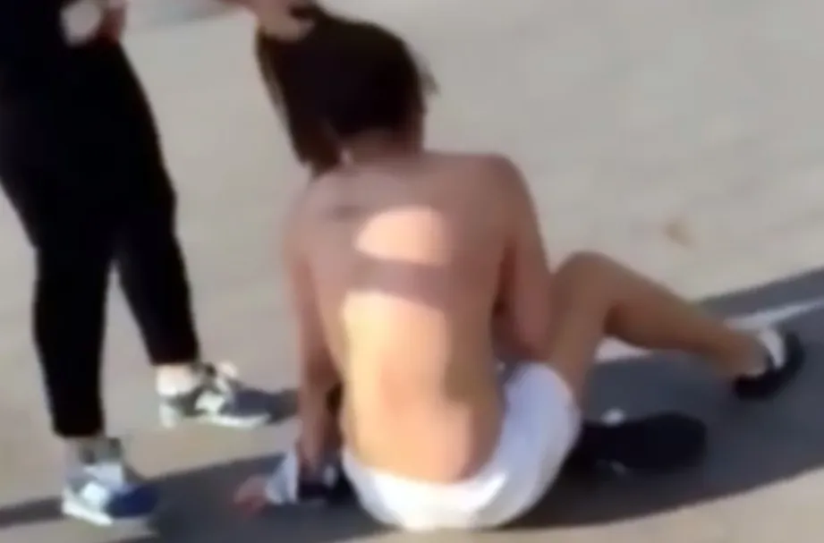 Scene incredibile pe stradă. O tânăra e dezbrăcată la piele şi bătută de o altă femeie
