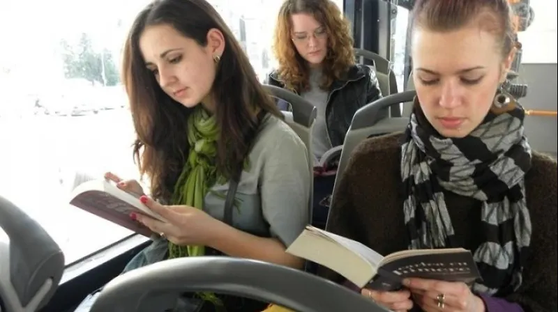 Surpriză pentru călătorii arădeni! Ce vor putea găsi în tramvaie și autobuze începând de azi