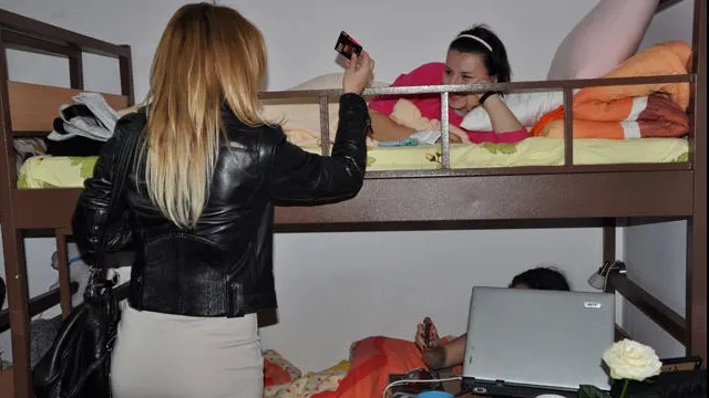 Echipa de filmare a intrat din greşeală într-o cameră de cămin studenţesc. I-a surprins în direct...