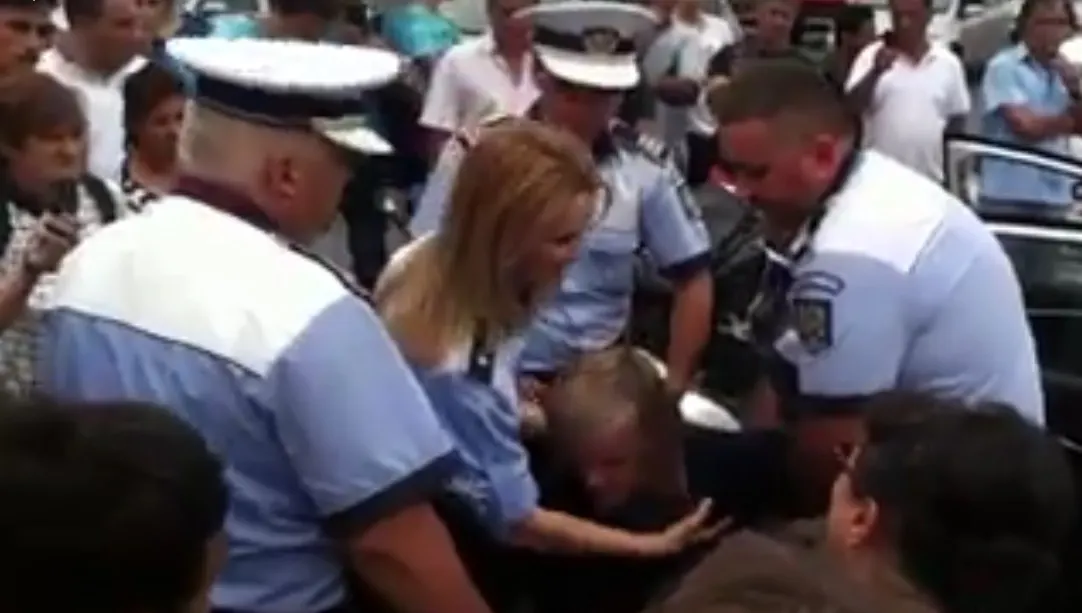Femeie încătuşată, după ce a refuzat să se legitimeze. Reacţia lui Marian Godină, VIRALĂ!