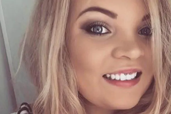 O tânără a postat un selfie pe Facebook. Bunica ei a intrat imediat şi i-a lăsat un comentariu 