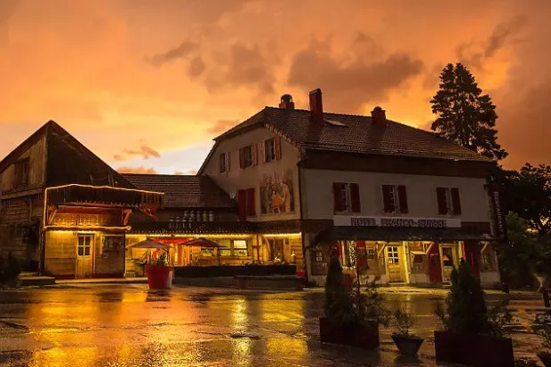 Singurul hotel din lume care îţi permite să dormi în două ţări în acelaşi timp 