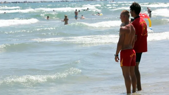 Tragedie pe litoral: tată şi fiu, înecaţi în mare. Trupul băiatului nu a fost găsit încă
