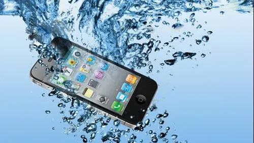 Și-a pierdut telefonul în mare. O lună mai târziu a văzut această poză. A încremenit
