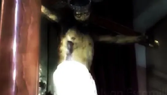 O statuie a lui Iisus "a deschis ochii" în biserică și Internetul a luat-o razna