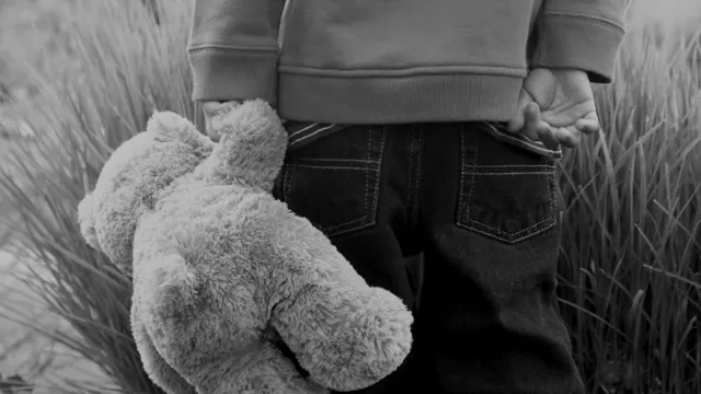 "Mi-a frânt inima". Ce vindea un băieţel de 7 ani, în faţa farmaciei, ca să facă rost de mâncare