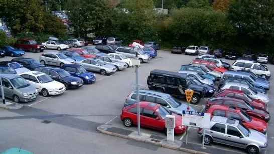 I-a distrus mașina folosind doar un crenvurst. Cum arată acum autoturismul? O să râzi